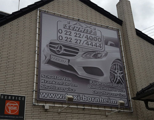 Banner Befestigung mit Ösen und Spanngummis