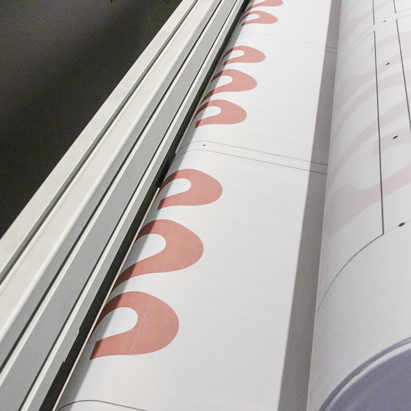 Stampa di grande formato ultimata di uno striscione sportivo nella produzione bannerstop