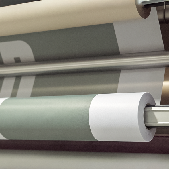 Materiale per stampa tessile su un rullo di produzione nello stabilimento bannerstop
