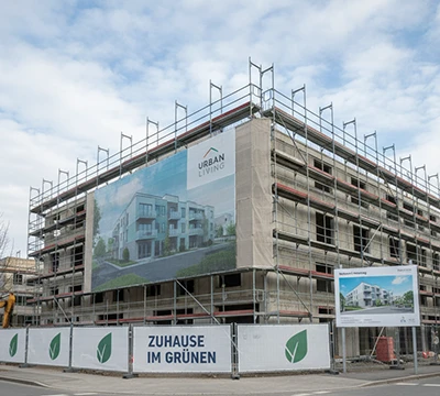 Bauzaunbanner und Fassadenbanner auf Baustelle vor Gebäude