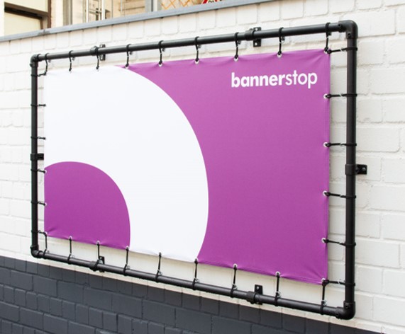 Esempio di banderola tesa in PVC Frontlit su telaio in alluminio nero